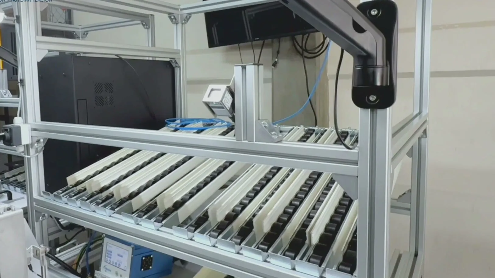 Rack de flujo de aluminio con lector y brazo para monitor